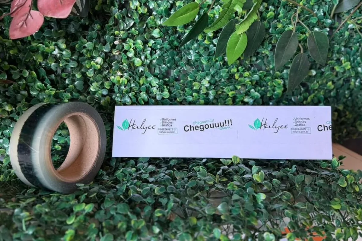 Rolo de fita adesiva transparente personalizada com a marca Halyee e a mensagem Chegouuu impressas